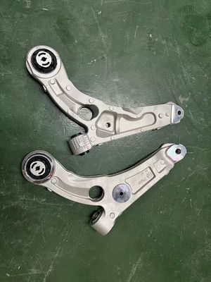 前部右下制御腕 OE NO. 4877839AE ジェイプ・チェロキー 2014-2018 ザネトール